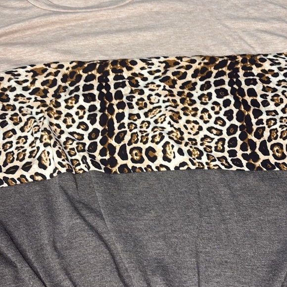 Woman’s long sleeve top cream cheetah & gray with knot at the bottom size large - Picture 3 of 5
